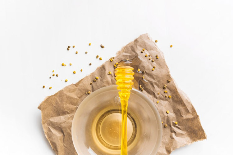 عسل یک ماده ضد باکتری طبیعی است که در طب سنتی برای درمان خشکی پوست و التهاب ناحیه تناسلی به کار میرود.